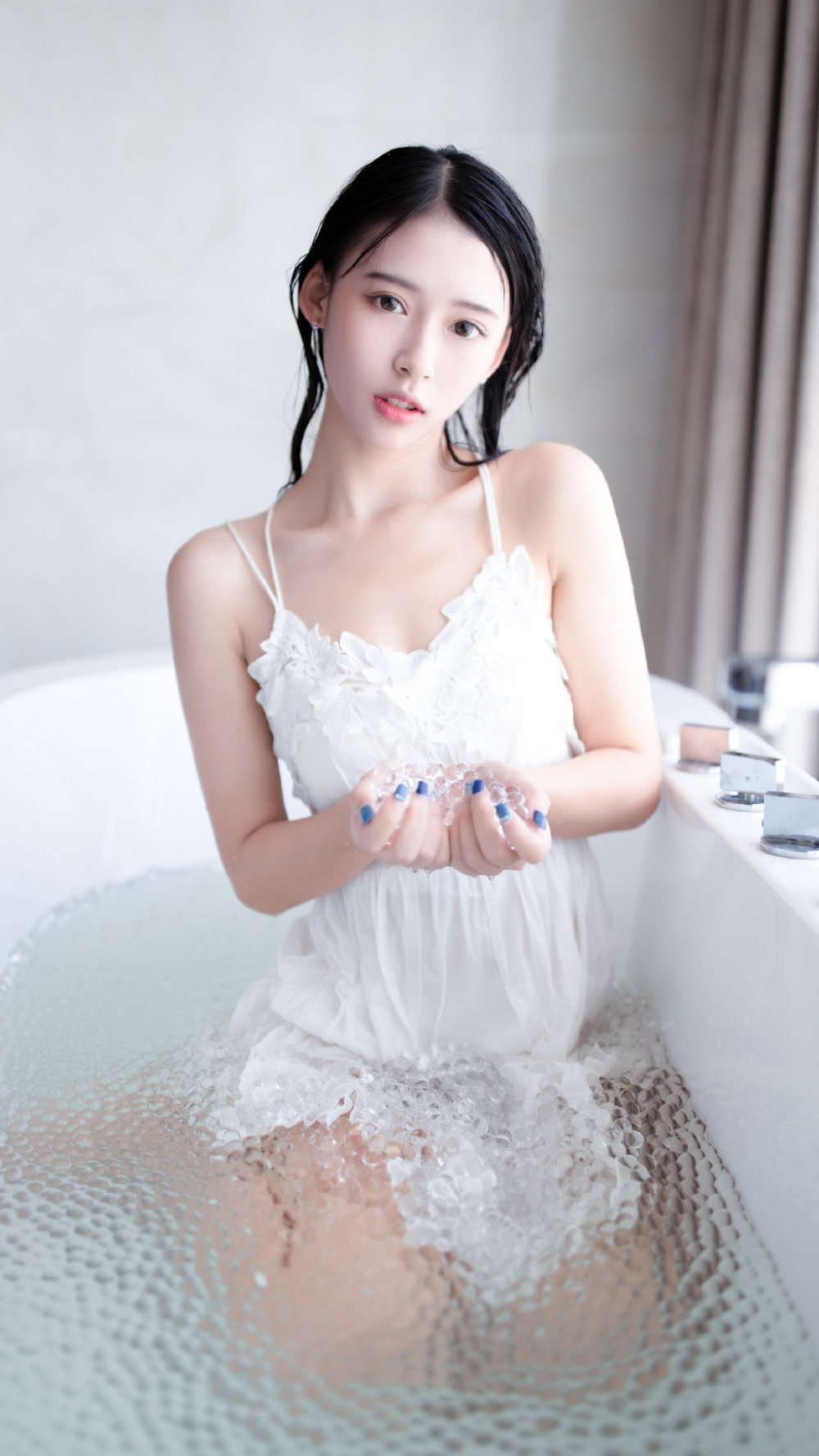 点击大图看下一张：浴缸花瓣少女性感吊带裙写真图片