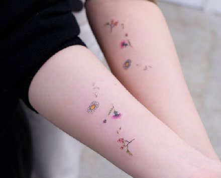 点击大图看下一张：一组女生彩色小清新纹身图案欣赏