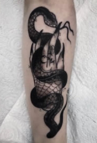 腿部个性的9款暗黑女郎纹身图片