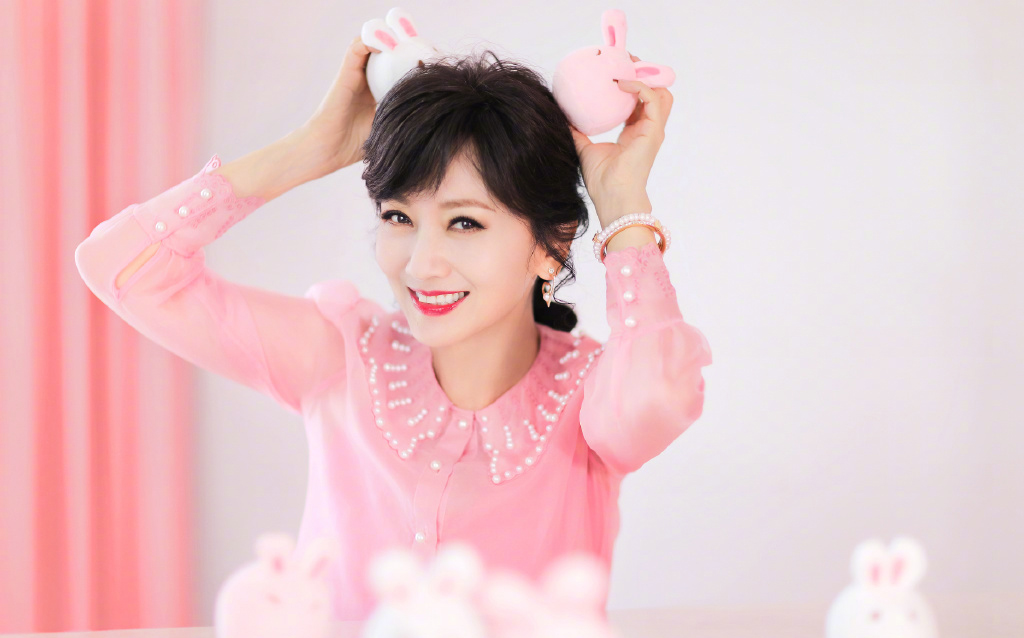 点击大图看下一张：赵雅芝粉色雪纺衬衫气质写真图片