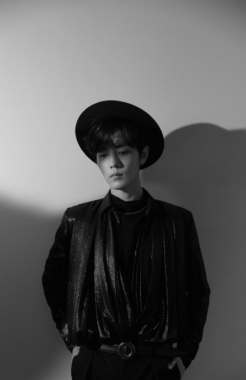 点击大图看下一张：肖战帅气养眼活动写真图片