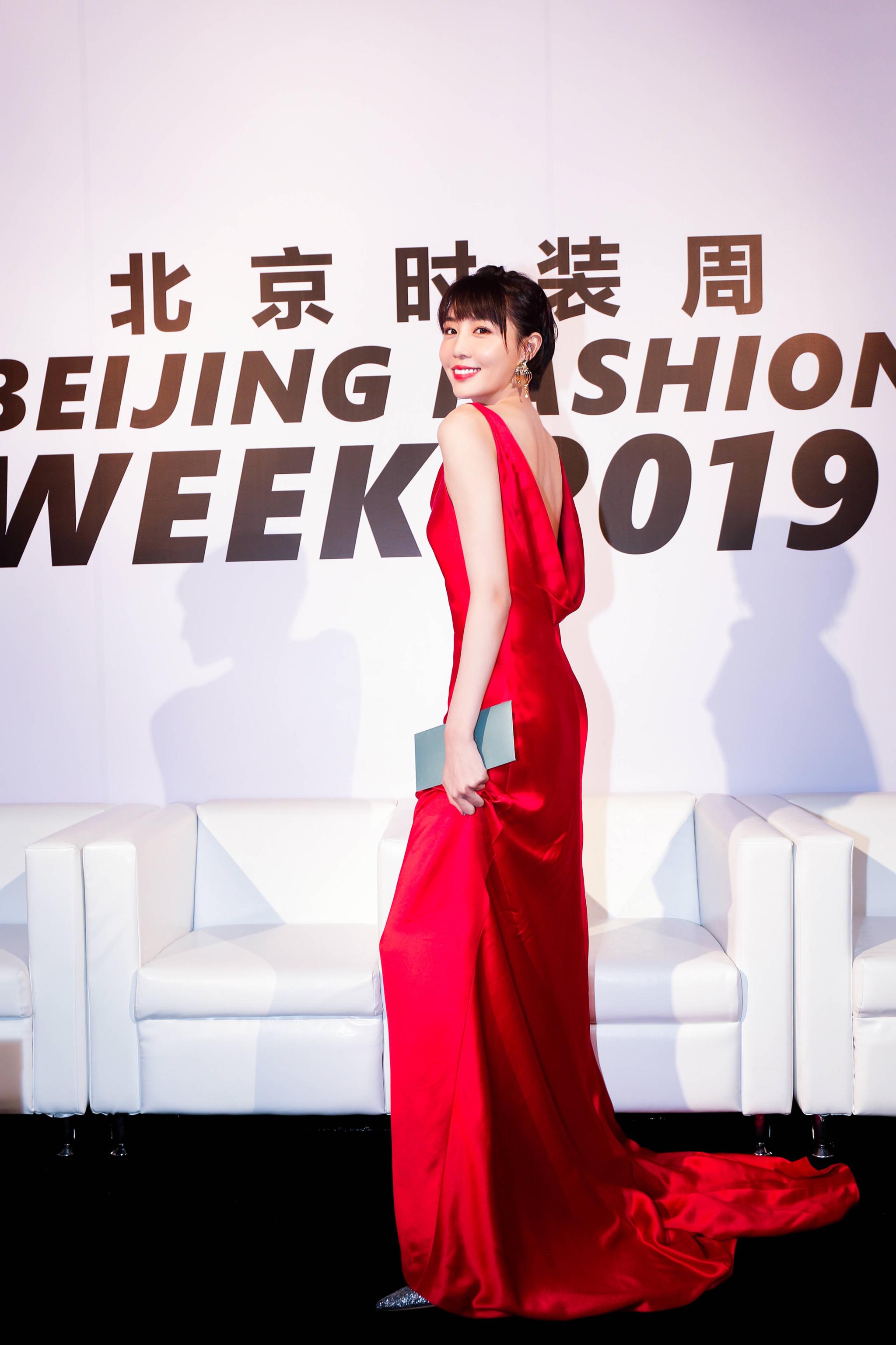 点击大图看下一张：李欣燃北京时装周性感图片