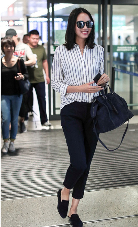 点击大图看下一张：时尚辣妈张梓琳机场条纹衬衫写真