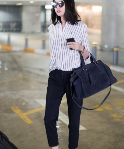 时尚辣妈张梓琳机场条纹衬衫写真