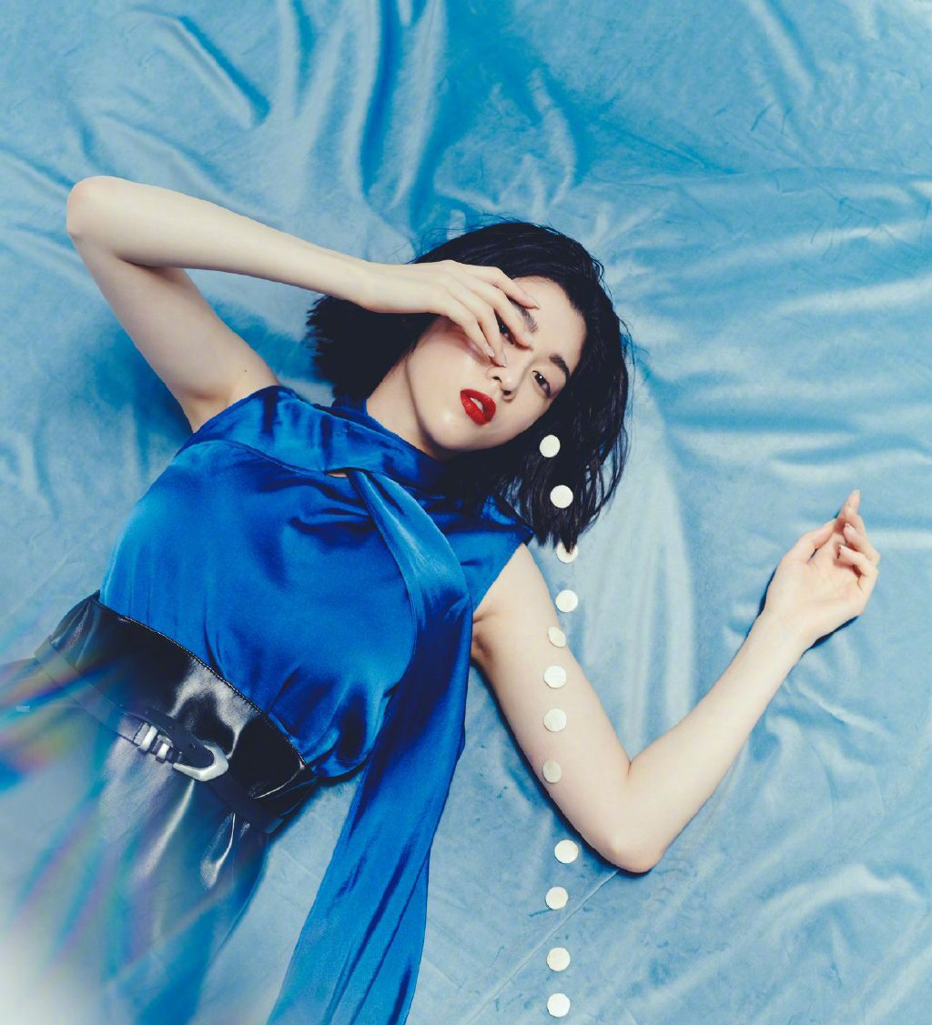 点击大图看下一张：三吉彩花酷美时尚写真图片