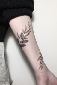 一组小清新秋意浓的树叶纹身图案