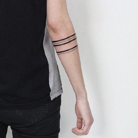 点击大图看下一张：极简手腕小臂上的线条手环等纹身图案