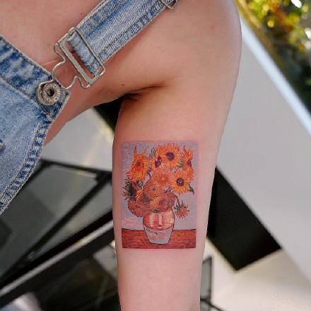 点击大图看下一张：纹身艺术家Eva Krbdk复制梵高、克利姆特的作品