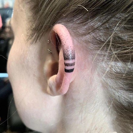 点击大图看下一张：耳朵上的9款极简小纹身图片