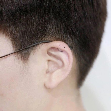 点击大图看下一张：耳朵上的9款极简小纹身图片