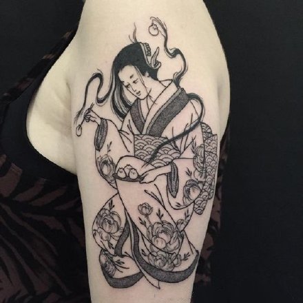 点击大图看下一张：纹身艺伎图 9款黑灰色的日本艺妓纹身作品图案