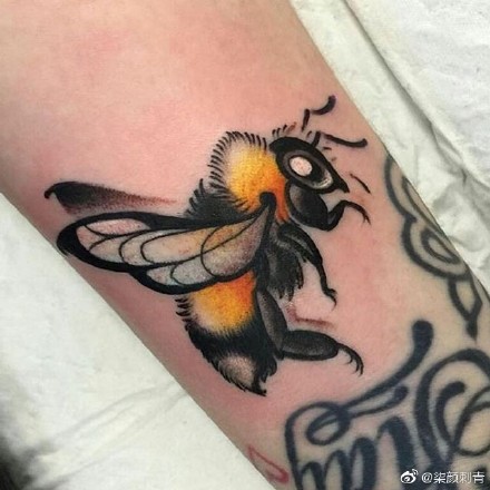 点击大图看下一张：蜜蜂纹身 9款勤劳的小蜜蜂纹身图片赏析