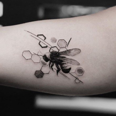 点击大图看下一张：蜜蜂纹身 9款勤劳的小蜜蜂纹身图片赏析
