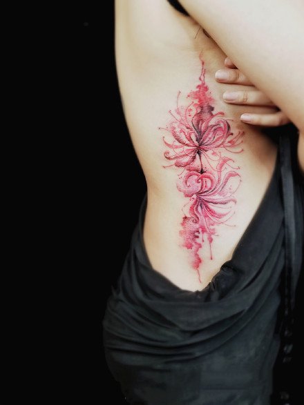 点击大图看下一张：唯美女生纹身 18款唯美的彩色花朵纹身图案