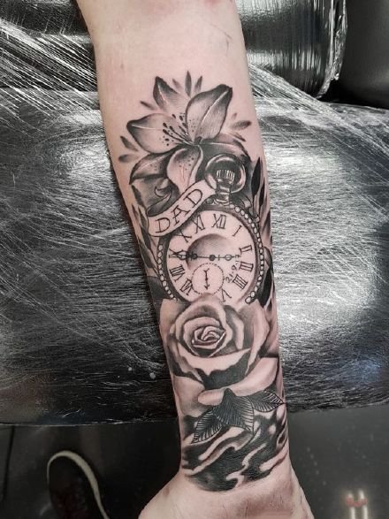 点击大图看下一张：手臂钟表纹身 黑灰色包小臂的9款玫瑰花卉与钟表纹身图片