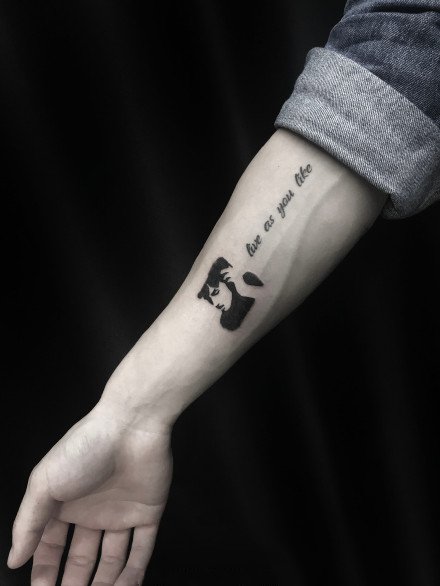点击大图看下一张：南京纹身 南京CHOKINGTATTOO呛刺青的9款小清新黑灰纹身作品
