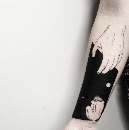 点击大图看下一张：纯黑色的18款个性手臂小黑图纹身作品