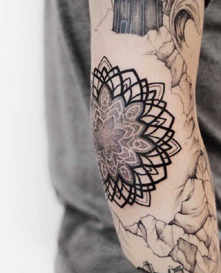 点击大图看下一张：手肘梵花纹身 9款纹在手肘处的梵花点刺纹身作品