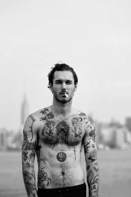 点击大图看下一张：纹身型男 适合当QQ微信头像的9款国外的纹身帅哥图片