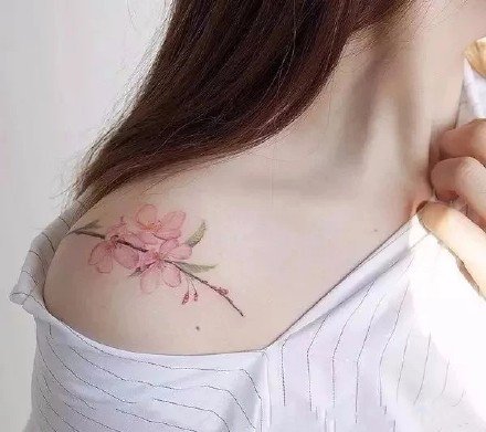 点击大图看下一张：女生肩花纹身 12款好看的小清新女生肩部花朵纹身图案