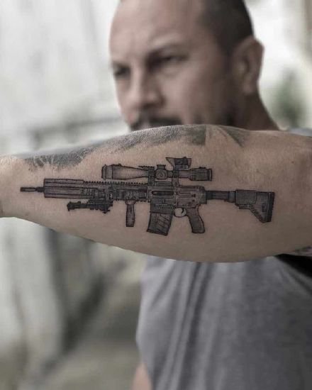 点击大图看下一张：纹身手枪图 帅气的9款枪主题纹身图案