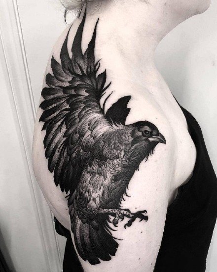 点击大图看下一张：暗黑乌鸦纹身 9款暗黑色风格的乌鸦纹身作品图片