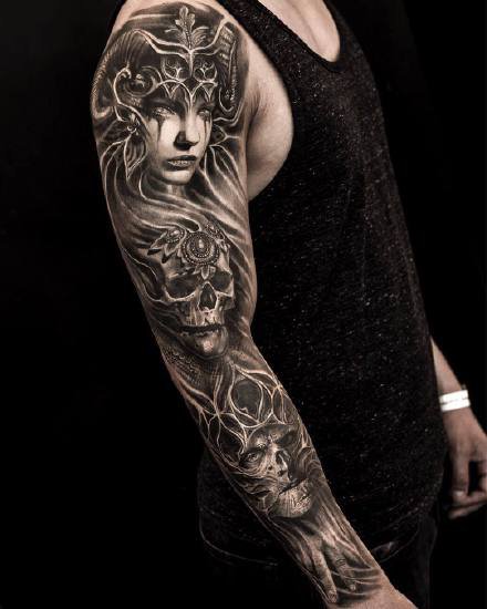点击大图看下一张：大臂写实纹身 欧美9款包大臂的黑灰写实纹身图片