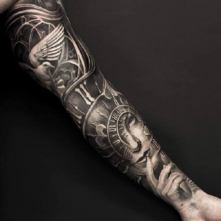点击大图看下一张：大臂写实纹身 欧美9款包大臂的黑灰写实纹身图片