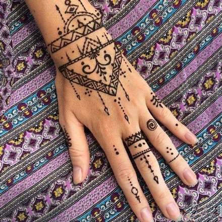 点击大图看下一张：海娜纹身 印度的9款手背腿部海娜纹身图片
