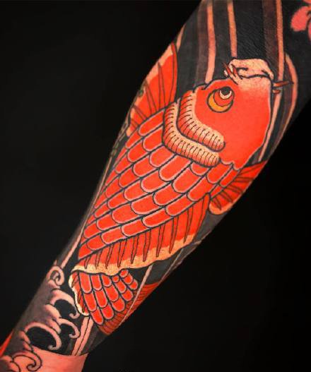 点击大图看下一张：鲤鱼传统纹身 9款包臂包腿的招财锦鲤鲤鱼纹身图片