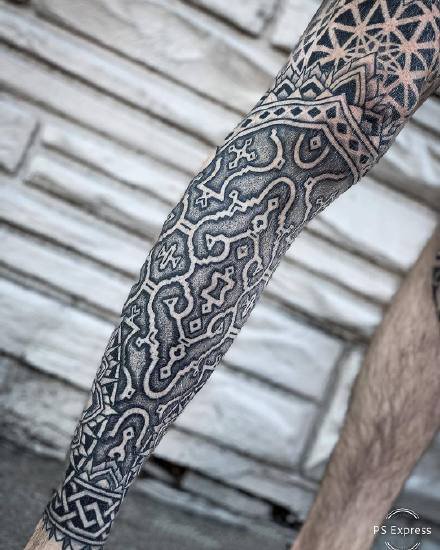 点击大图看下一张：点刺花臂纹身 9款点刺风格的花臂花腿纹身图案
