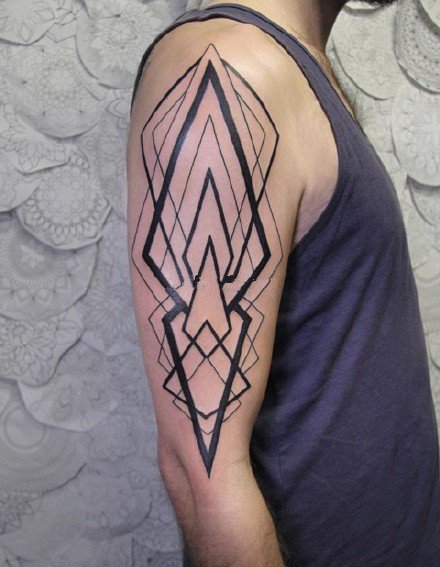 点击大图看下一张：包臂风格的一组几何网状纹身作品图片