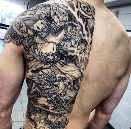 点击大图看下一张：四款传统的男性半背纹身作品图案