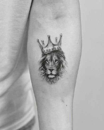点击大图看下一张：9款适合狮子座的小狮子纹身图片