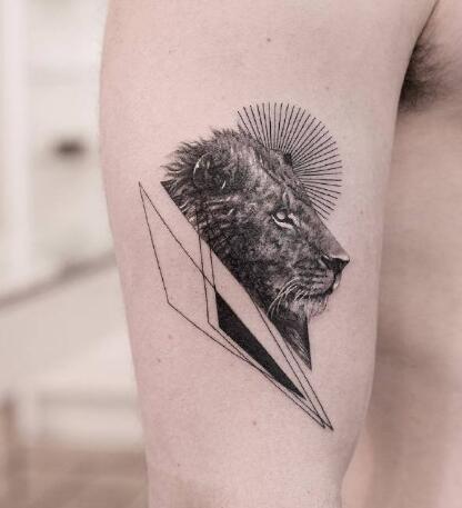 点击大图看下一张：休斯顿纹身师Victor del Fueyo de la Torre几何+抽象写实的纹身作品