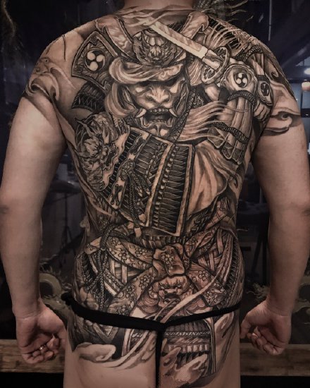 点击大图看下一张：传统人物等风格的的12款大满背纹身图案