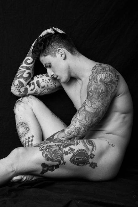点击大图看下一张：帅哥纹身 9款男性帅哥纹身人体艺术图片
