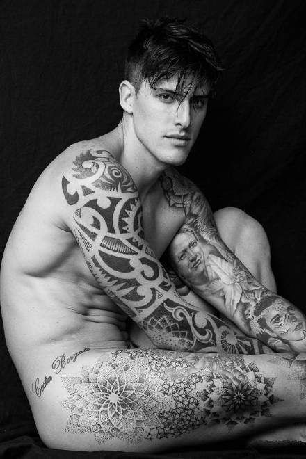 点击大图看下一张：帅哥纹身 9款男性帅哥纹身人体艺术图片
