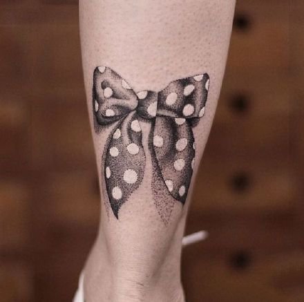 点击大图看下一张：9款适合女生的可爱蝴蝶结纹身图案