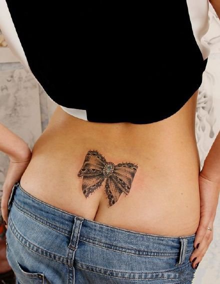 点击大图看下一张：9款适合女生的可爱蝴蝶结纹身图案