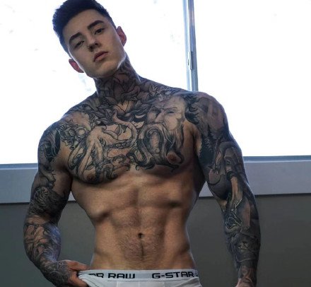 点击大图看下一张：欧美的一组纹身肌肉型男帅哥图片
