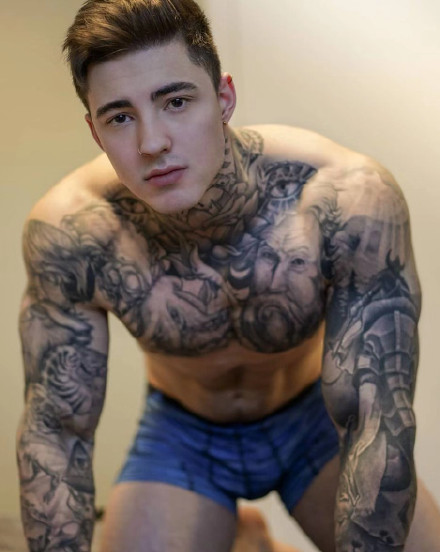 点击大图看下一张：欧美的一组纹身肌肉型男帅哥图片