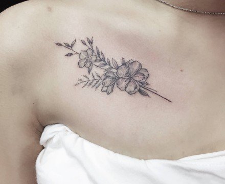 点击大图看下一张：纹身桃花图 小清新的9款女生桃花纹身图案