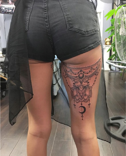 点击大图看下一张：女性大腿后的性感梵花纹身图片