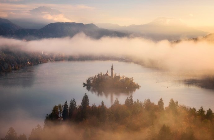 点击大图看下一张：斯洛文尼亚 布莱德湖宛如仙境一样