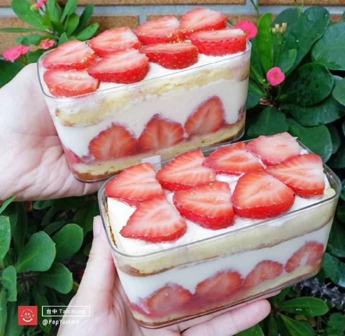 点击大图看下一张：一组美味与颜值并存的草莓蛋糕盒子