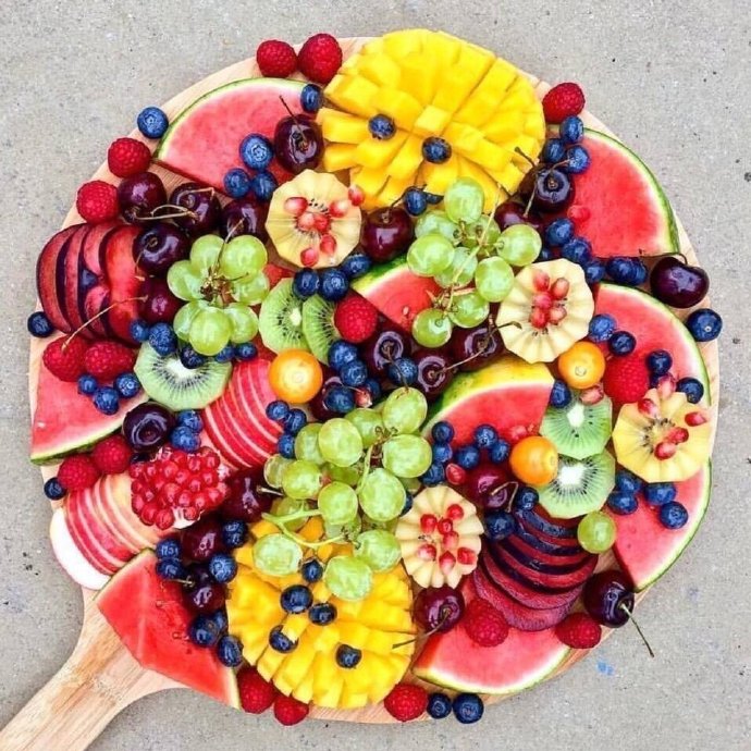 点击大图看下一张：一组五颜六色营养丰富的水果拼盘