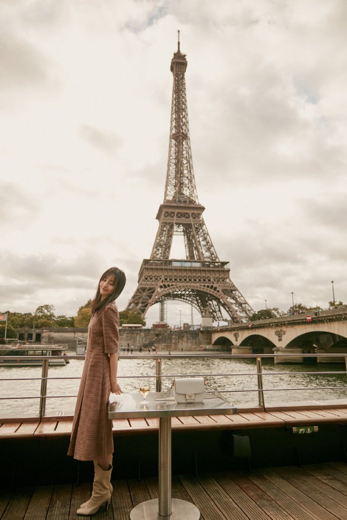 点击大图看下一张：郑爽巴黎时装周最新街拍大片欣赏