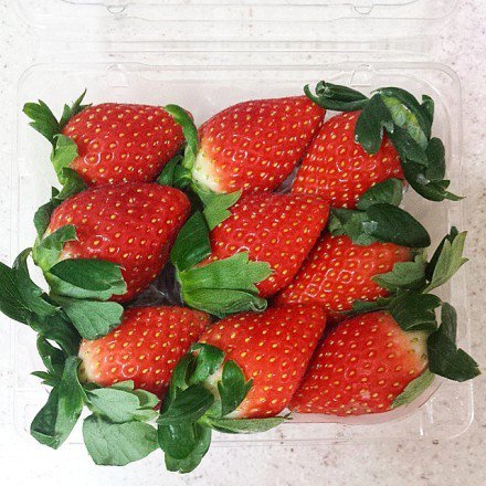 点击大图看下一张：一组柔嫩汁多的草莓图片