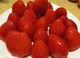 一组柔嫩汁多的草莓图片